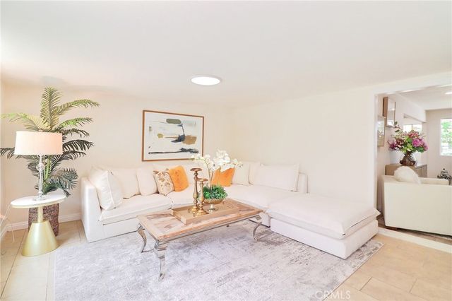 1022 W Grovecenter, West Covina, CA 91790