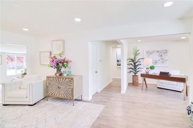 1022 W Grovecenter, West Covina, CA 91790