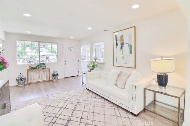 1022 W Grovecenter, West Covina, CA 91790