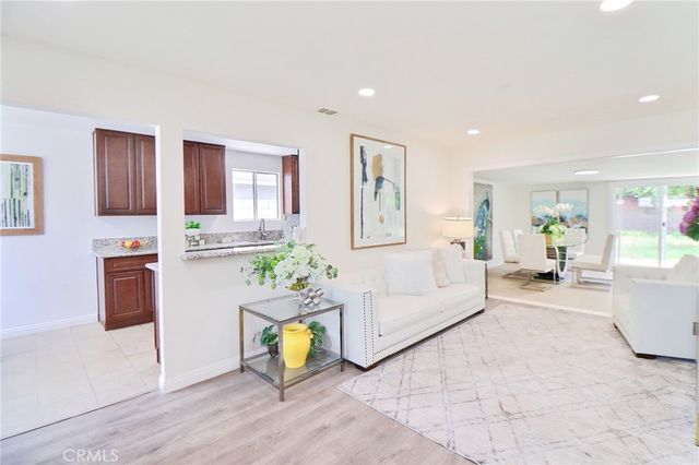 1022 W Grovecenter, West Covina, CA 91790
