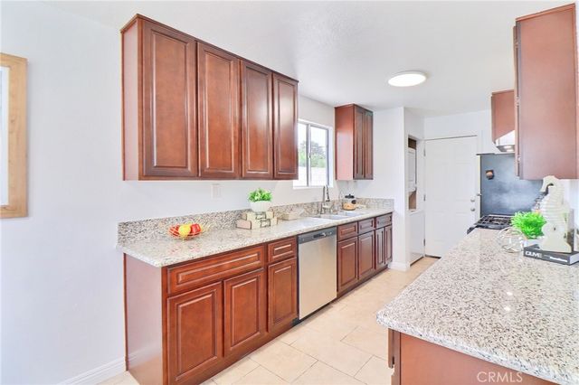 1022 W Grovecenter, West Covina, CA 91790