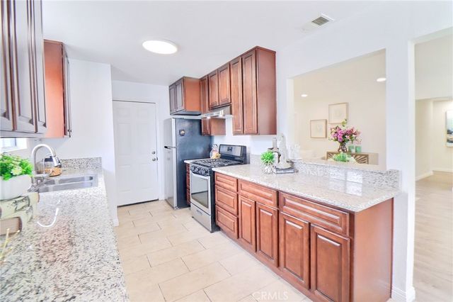 1022 W Grovecenter, West Covina, CA 91790