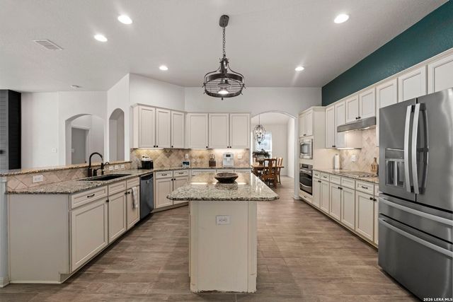 221 Ludwig Dr, Boerne, TX 78006