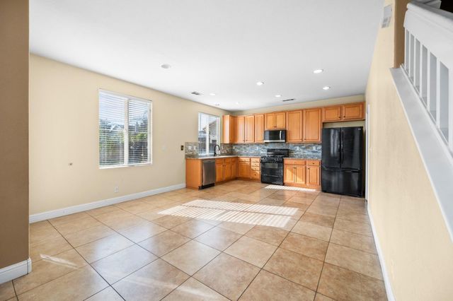 2385 S Creekside Drive, Los Banos, CA 93635