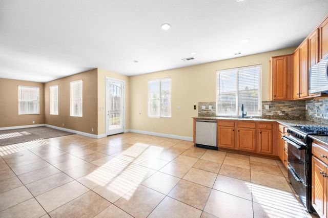 2385 S Creekside Drive, Los Banos, CA 93635