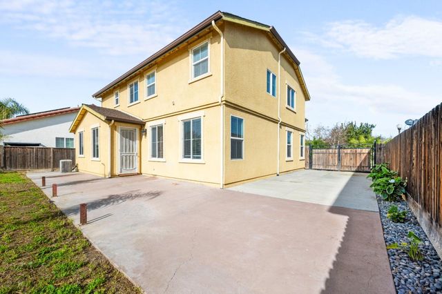 2385 S Creekside Drive, Los Banos, CA 93635