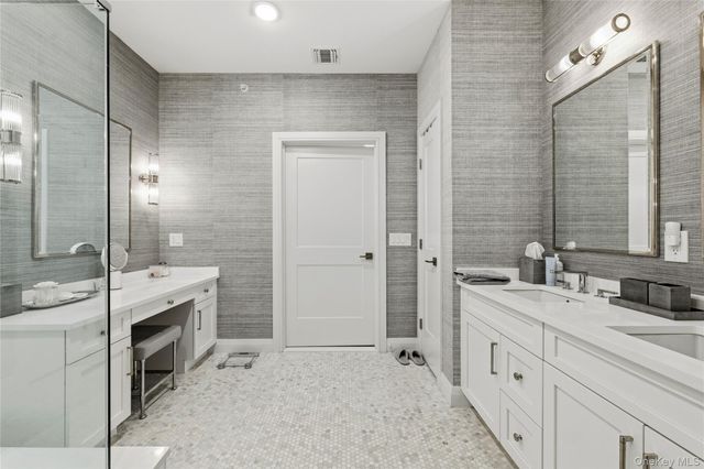 22302 Aspenwood Drive 22302, Plainview, NY 11803