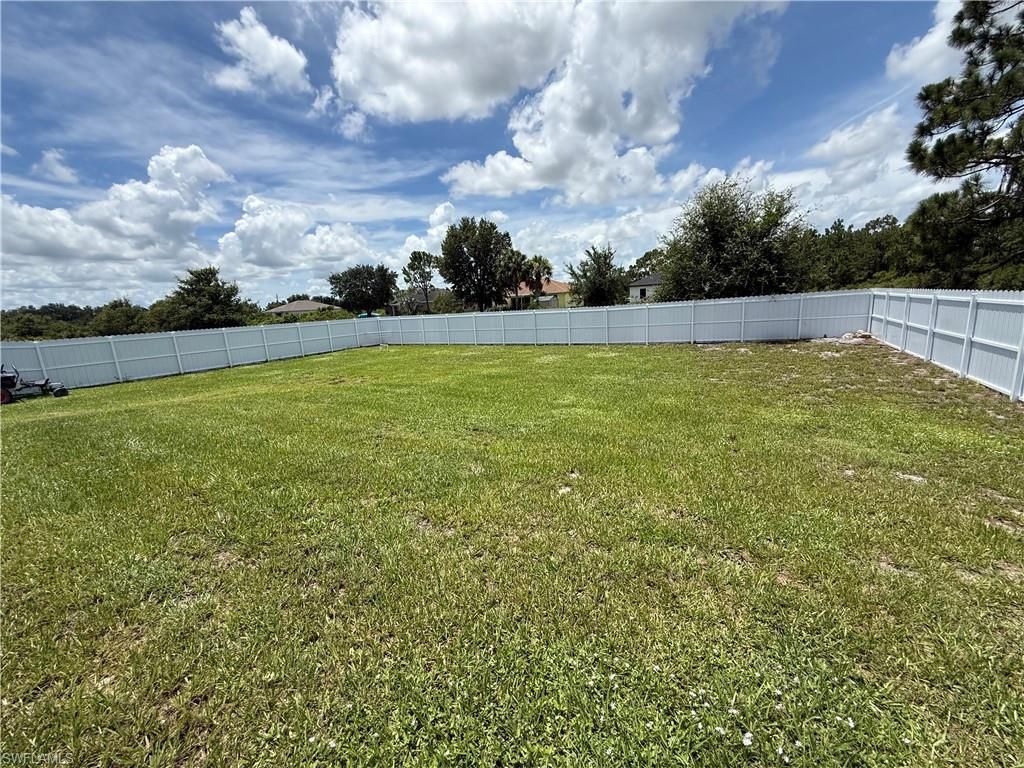 557 Oakshire LN, LEHIGH ACRES, FL 33972 — photo 2
