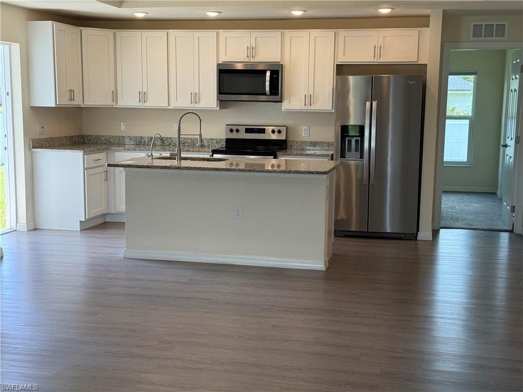 557 Oakshire LN, LEHIGH ACRES, FL 33972 — photo 4