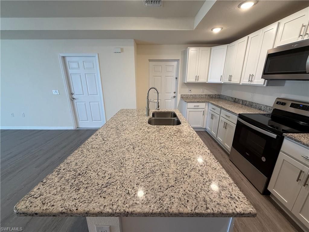 557 Oakshire LN, LEHIGH ACRES, FL 33972 — photo 5