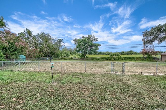 127 Hillcrest Dr, La Vernia, TX 78121