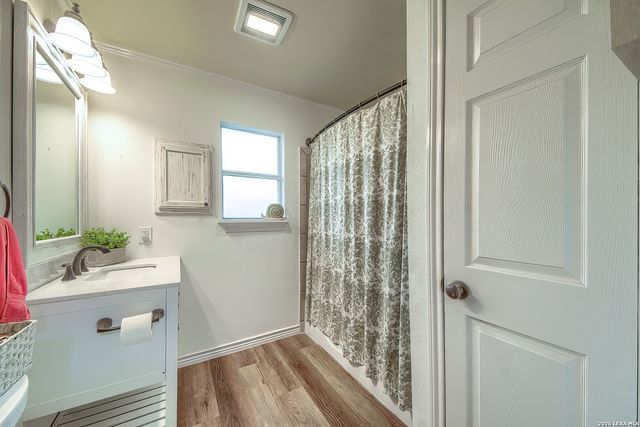 127 Hillcrest Dr, La Vernia, TX 78121