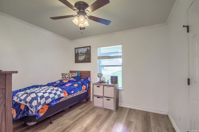 127 Hillcrest Dr, La Vernia, TX 78121