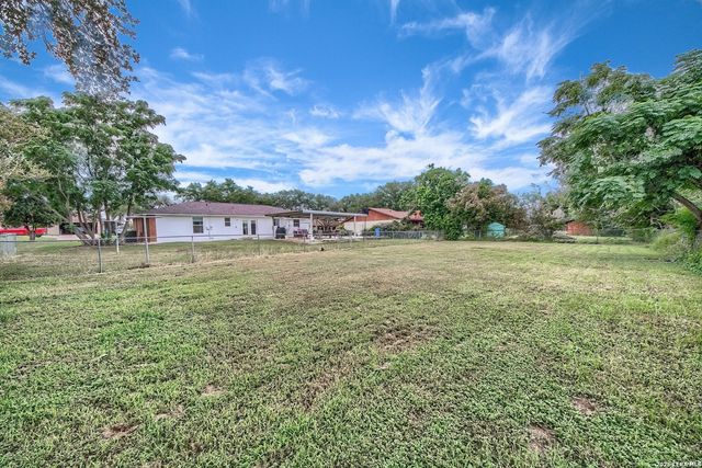 127 Hillcrest Dr, La Vernia, TX 78121