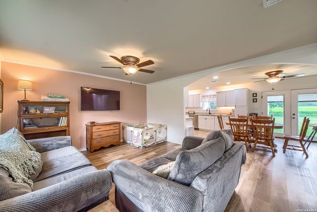 127 Hillcrest Dr, La Vernia, TX 78121
