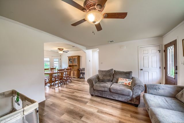 127 Hillcrest Dr, La Vernia, TX 78121