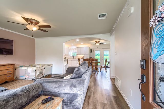 127 Hillcrest Dr, La Vernia, TX 78121