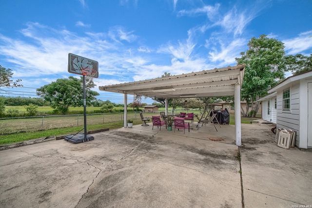127 Hillcrest Dr, La Vernia, TX 78121