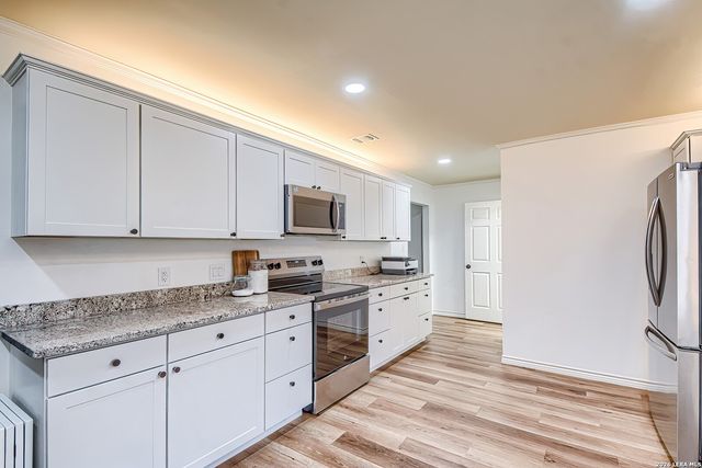 127 Hillcrest Dr, La Vernia, TX 78121