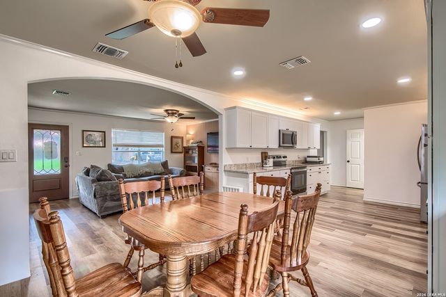 127 Hillcrest Dr, La Vernia, TX 78121