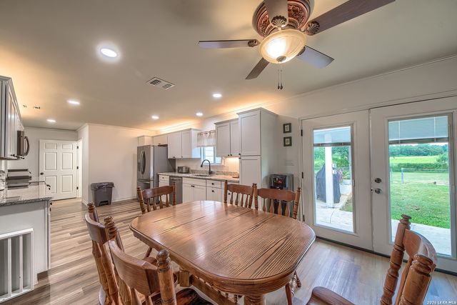 127 Hillcrest Dr, La Vernia, TX 78121