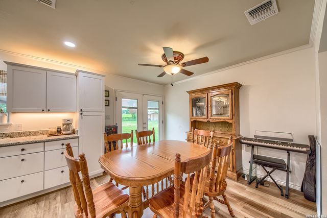 127 Hillcrest Dr, La Vernia, TX 78121