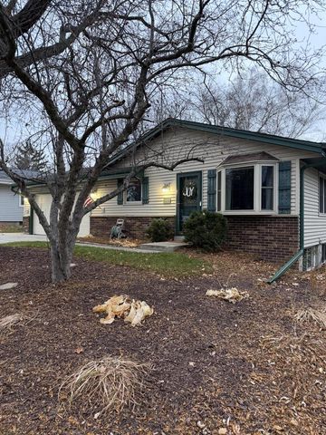2112 Deerfield DRIVE, West Bend, WI 53090