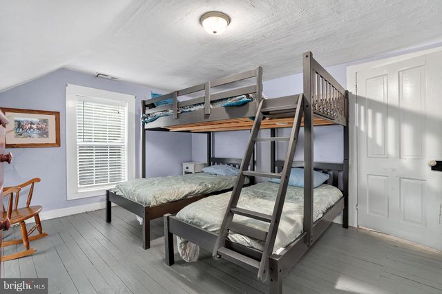 5277 MAIN ST, Chincoteague Island, VA 23336