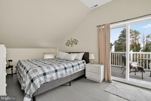 5277 MAIN ST, Chincoteague Island, VA 23336