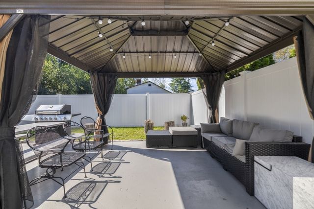 1392 Old Pleasant St, Bridgewater, MA 02324