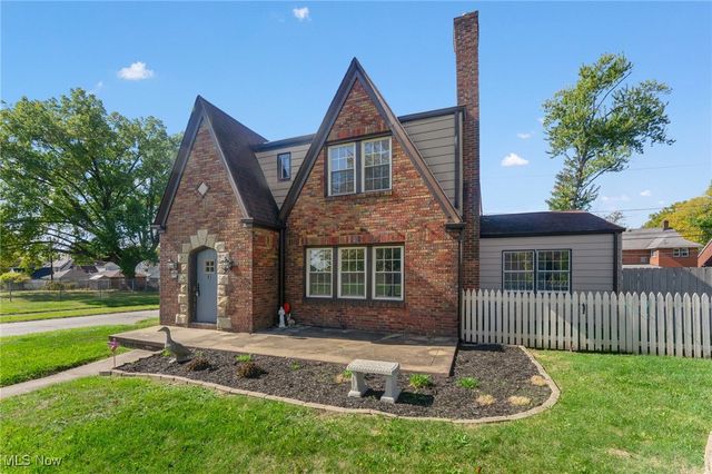 4038 Sunset Boulevard, Youngstown, OH 44512