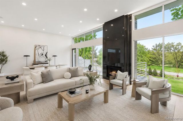 1756 Alexander Drive, Bloomfield Hills, MI 48302