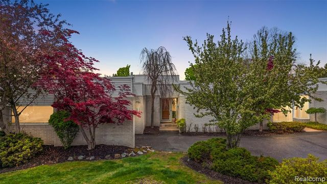 1756 Alexander Drive, Bloomfield Hills, MI 48302