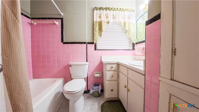 907 Peach Street, El Campo, TX 77437