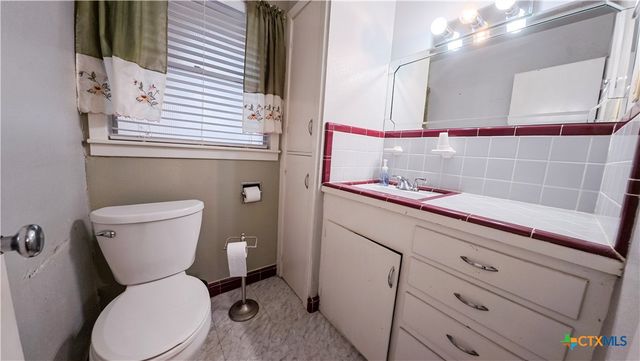 907 Peach Street, El Campo, TX 77437