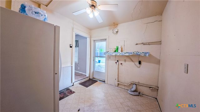 907 Peach Street, El Campo, TX 77437