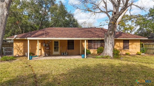 907 Peach Street, El Campo, TX 77437