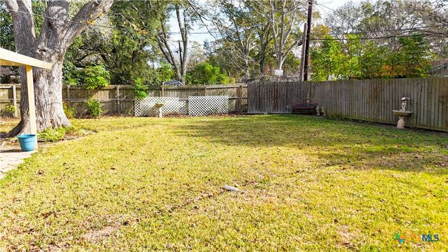 907 Peach Street, El Campo, TX 77437