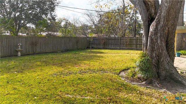 907 Peach Street, El Campo, TX 77437