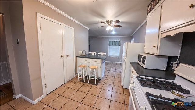 907 Peach Street, El Campo, TX 77437