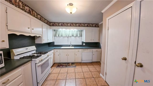 907 Peach Street, El Campo, TX 77437