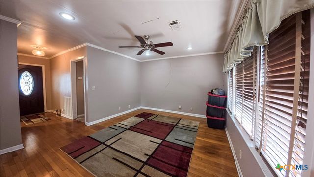 907 Peach Street, El Campo, TX 77437