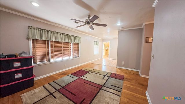 907 Peach Street, El Campo, TX 77437