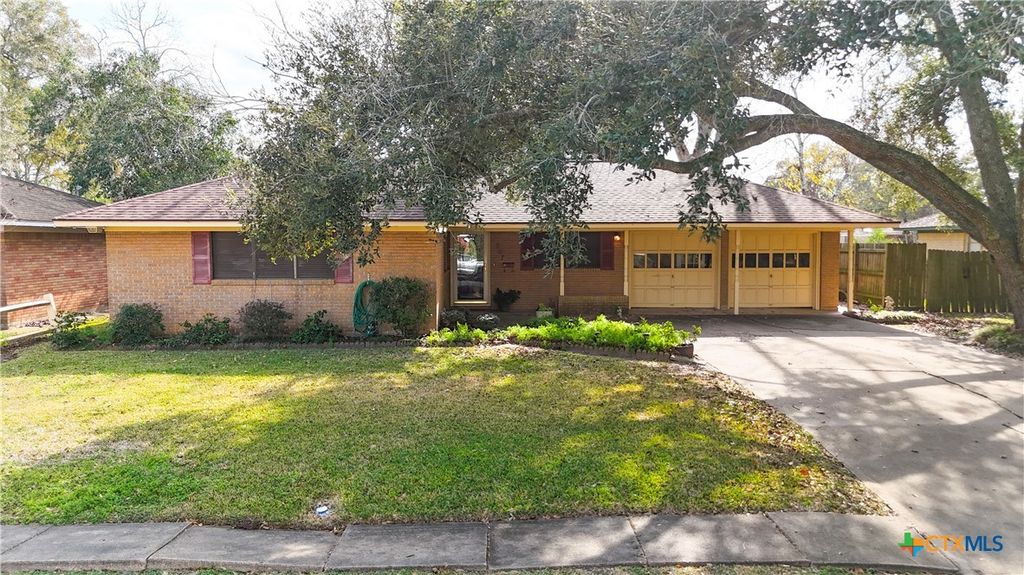 907 Peach Street, El Campo, TX 77437
