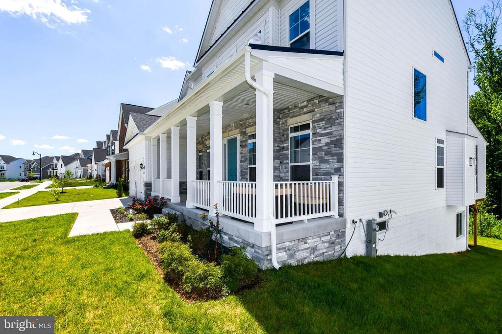 Image 7 of property listing at 15921 HYDE PARK PL, Bowie, MD 20716
