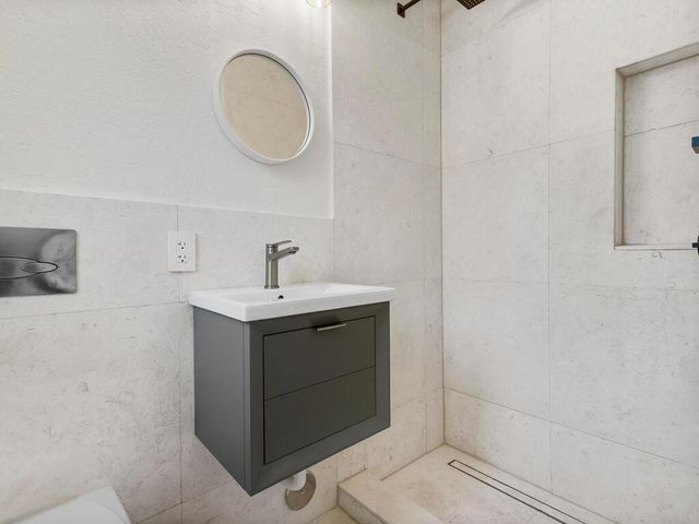 7820 Hawthorne Avenue, Miami Beach, FL 33141