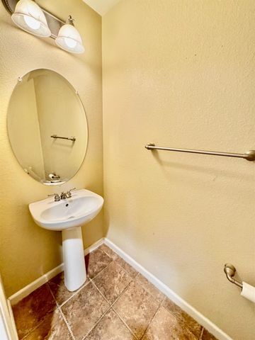 543 Machado St, Los Banos, CA 93635