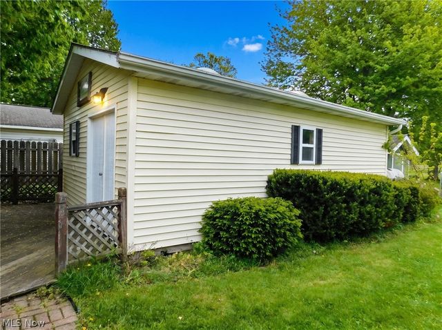 7386 Lake Road, Madison, OH 44057