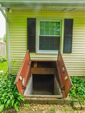 7386 Lake Road, Madison, OH 44057