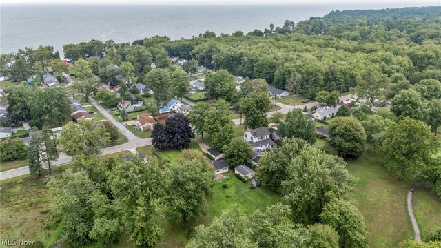7386 Lake Road, Madison, OH 44057